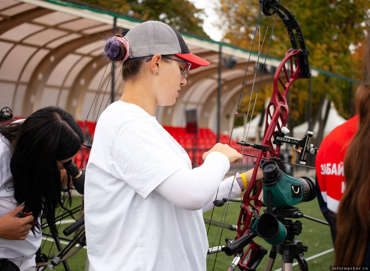 На фото серебряный призёр молодёжного Кубка мира по стрельбе из лука Милана Мурзина, представляющая Великие Луки. Фото предоставила сама спортсменка