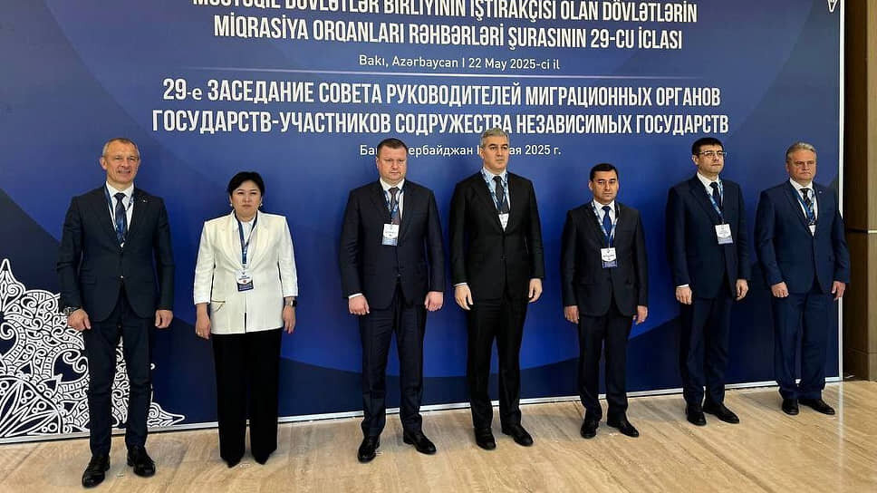 Новый глава Совета руководителей миграционных органов СНГ Андрей Кикоть (третий слева)..📷Фото: Пресс-служба МВД РФ