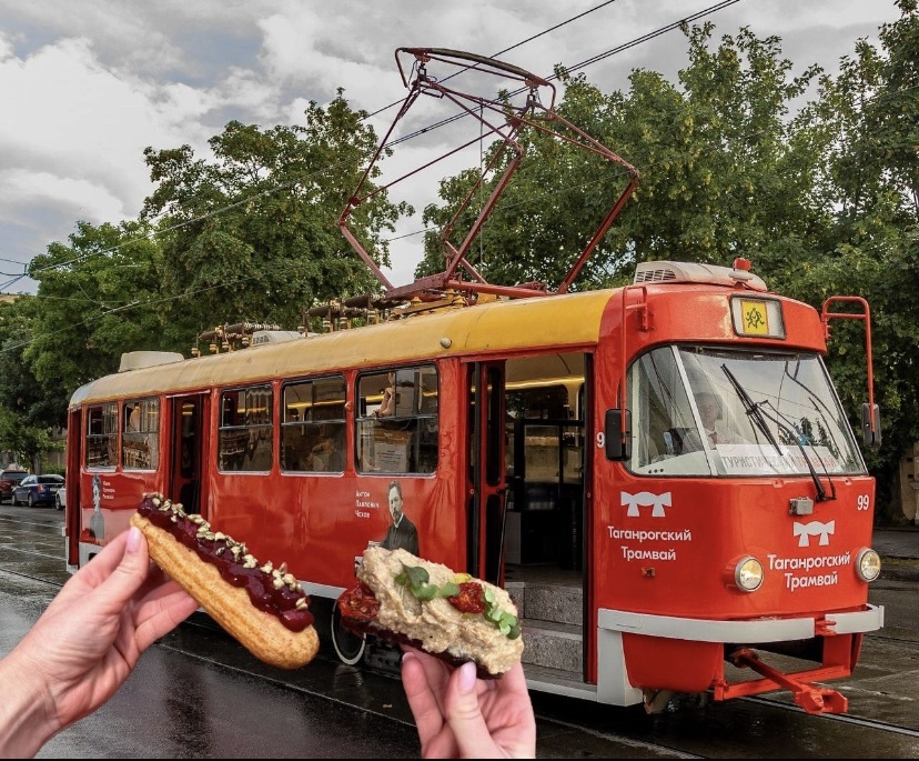 Гастрономический трамвай на улицах Таганрога.