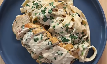 Сливочная паста с курицей: простой рецепт для уютного вечера 🍝