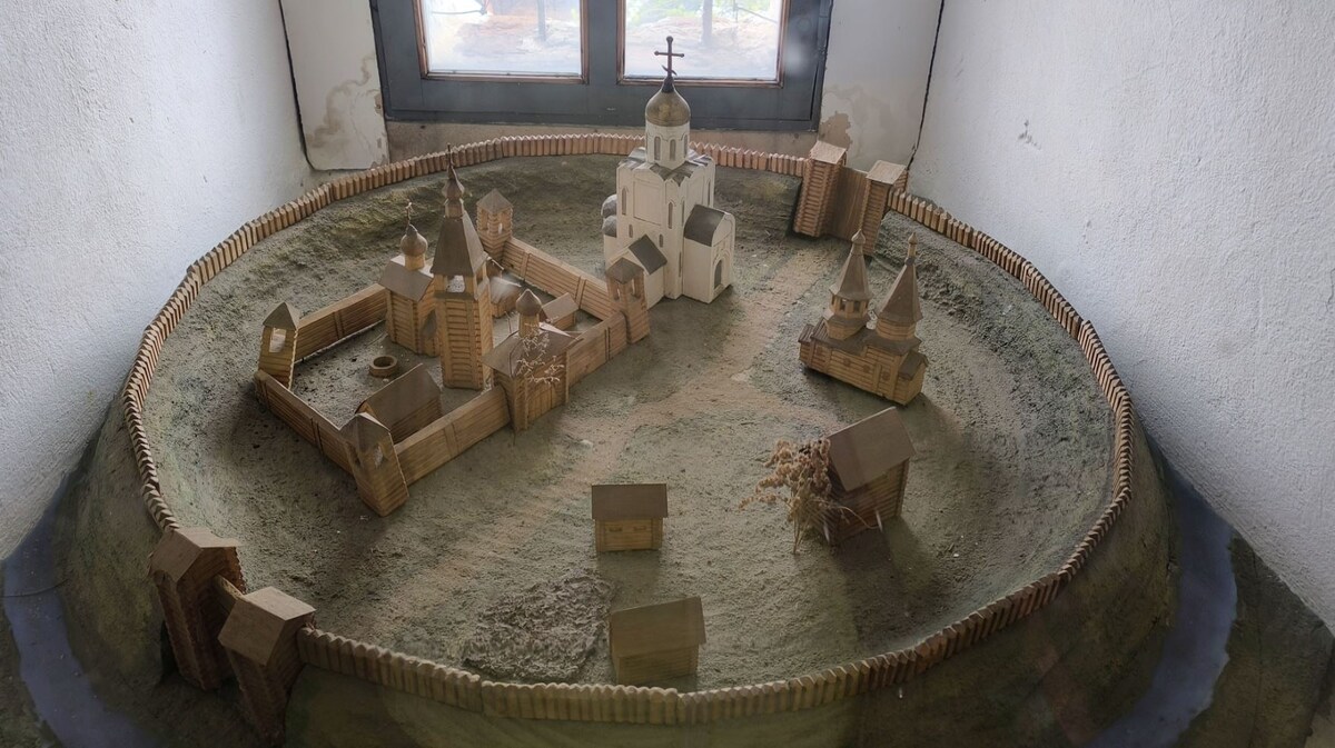 Макет Юрьева-Польского ХIII века, изготовленный местными студентами. Фото автора.