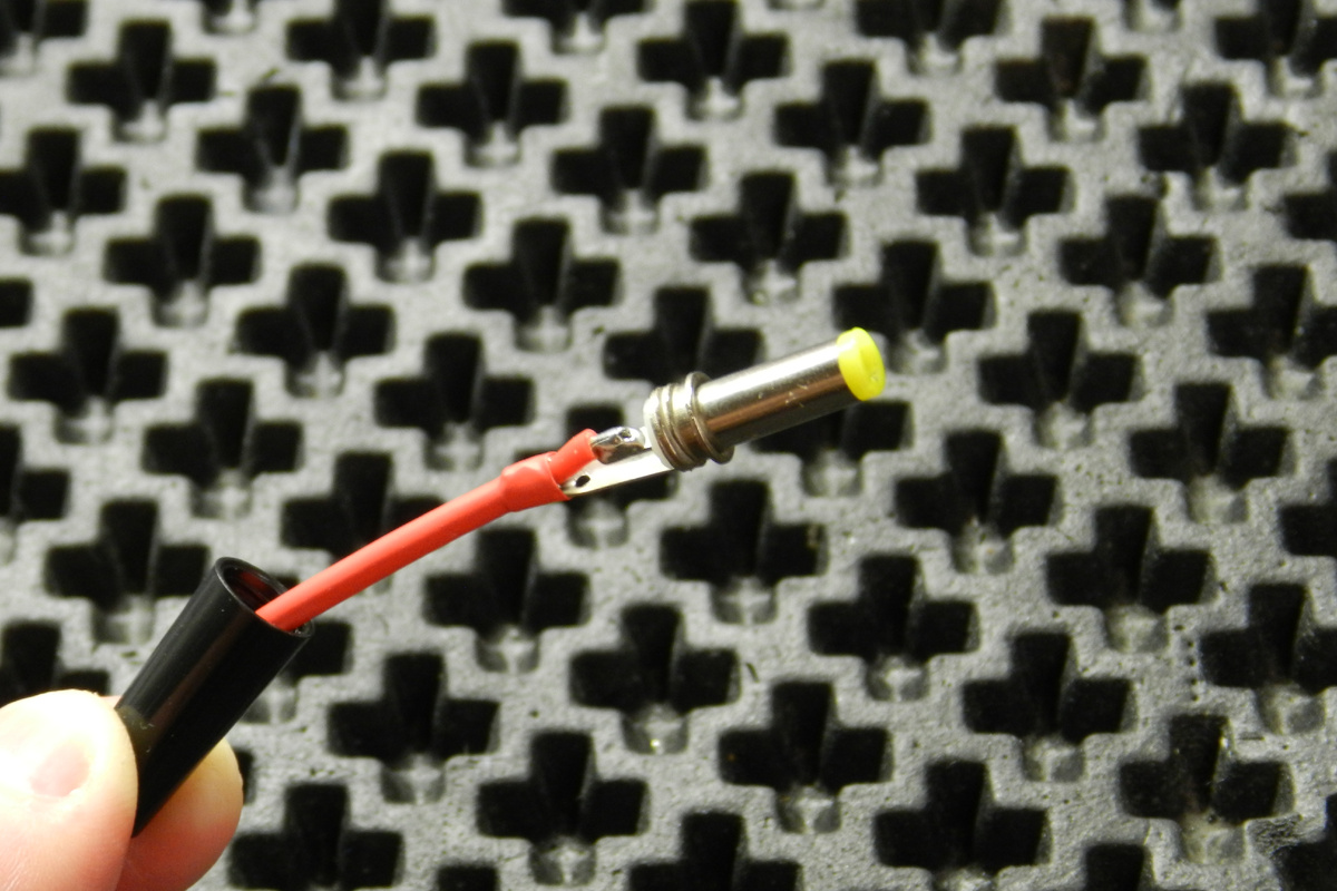 Разобранный штекер типа power jack 5,5x2,1 мм