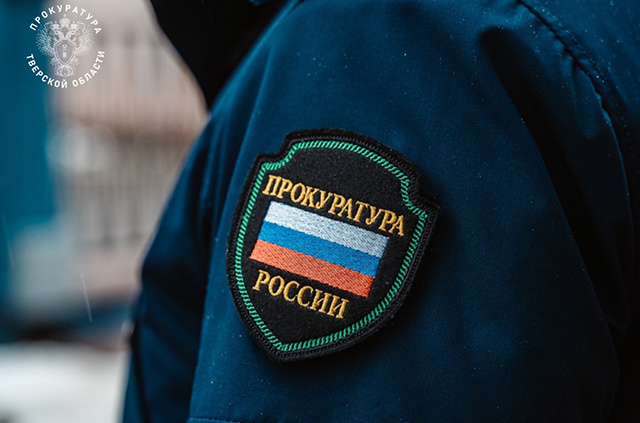 В Тверской области мотоциклист показал полицейским палец. Его догнали