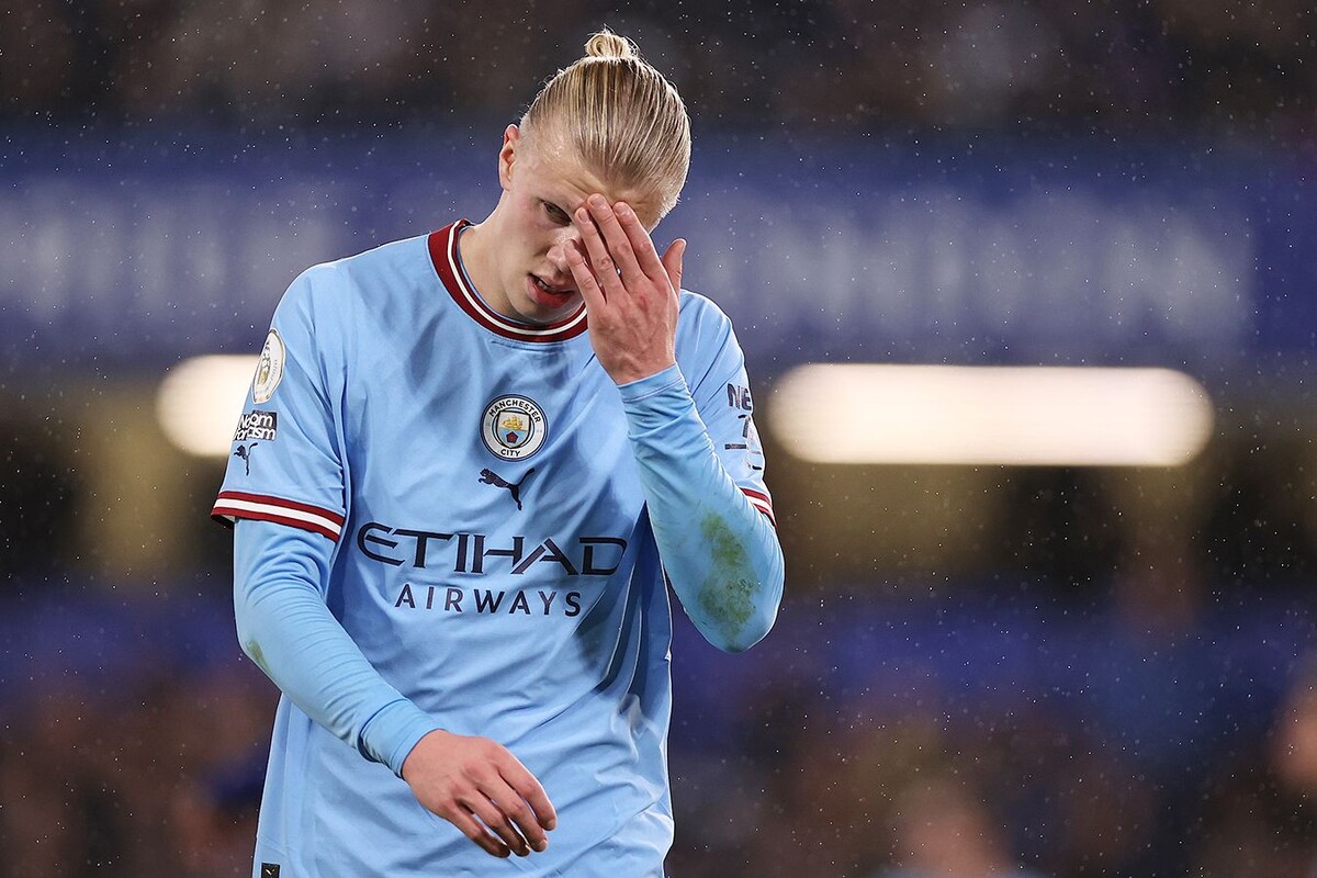 Голевой лидер "Ман Сити", запечатлённый недовольным своей игрой.