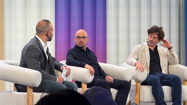     Алекс Кантровиц, Демис Хассабис и Сергей Брин на Google I/O.    
 Фото: VentureBeat / Michael Nunez