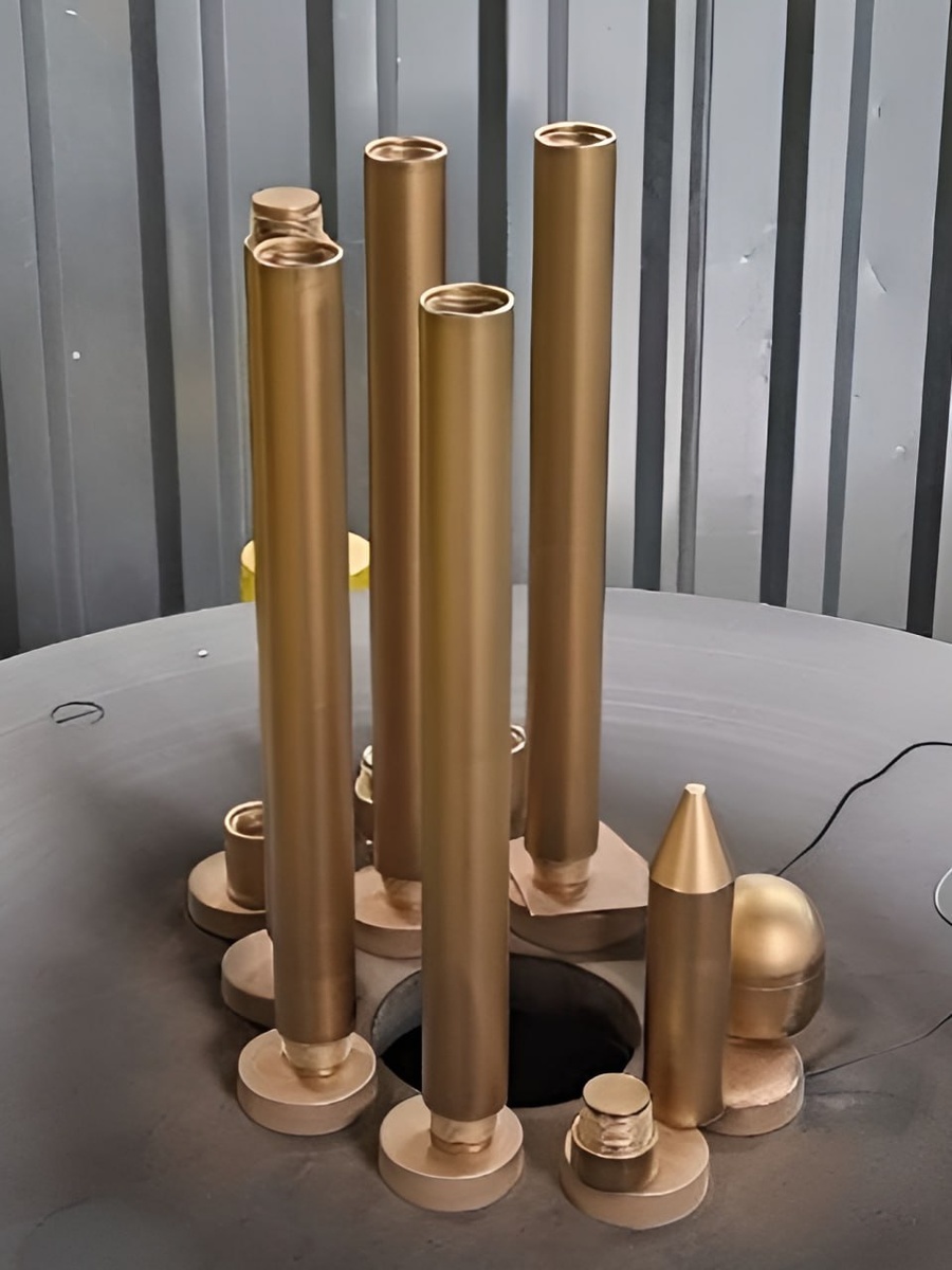 Упрочненный титановый посох в установке ионного азотирования