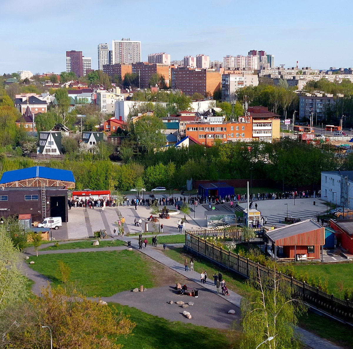 Приглядитесь: в центре фото виднеется очередь на Канатную дорогу...