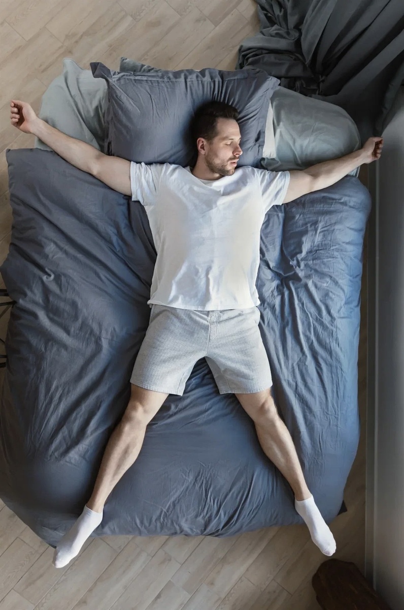 Вы лежите на спине, раскинув руки и ноги, занимая всю кровать.  
