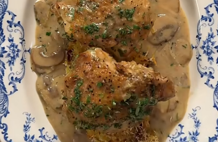 Курочка в сливочном соусе с хрустящим картофелем: уютный ужин для всей семьи