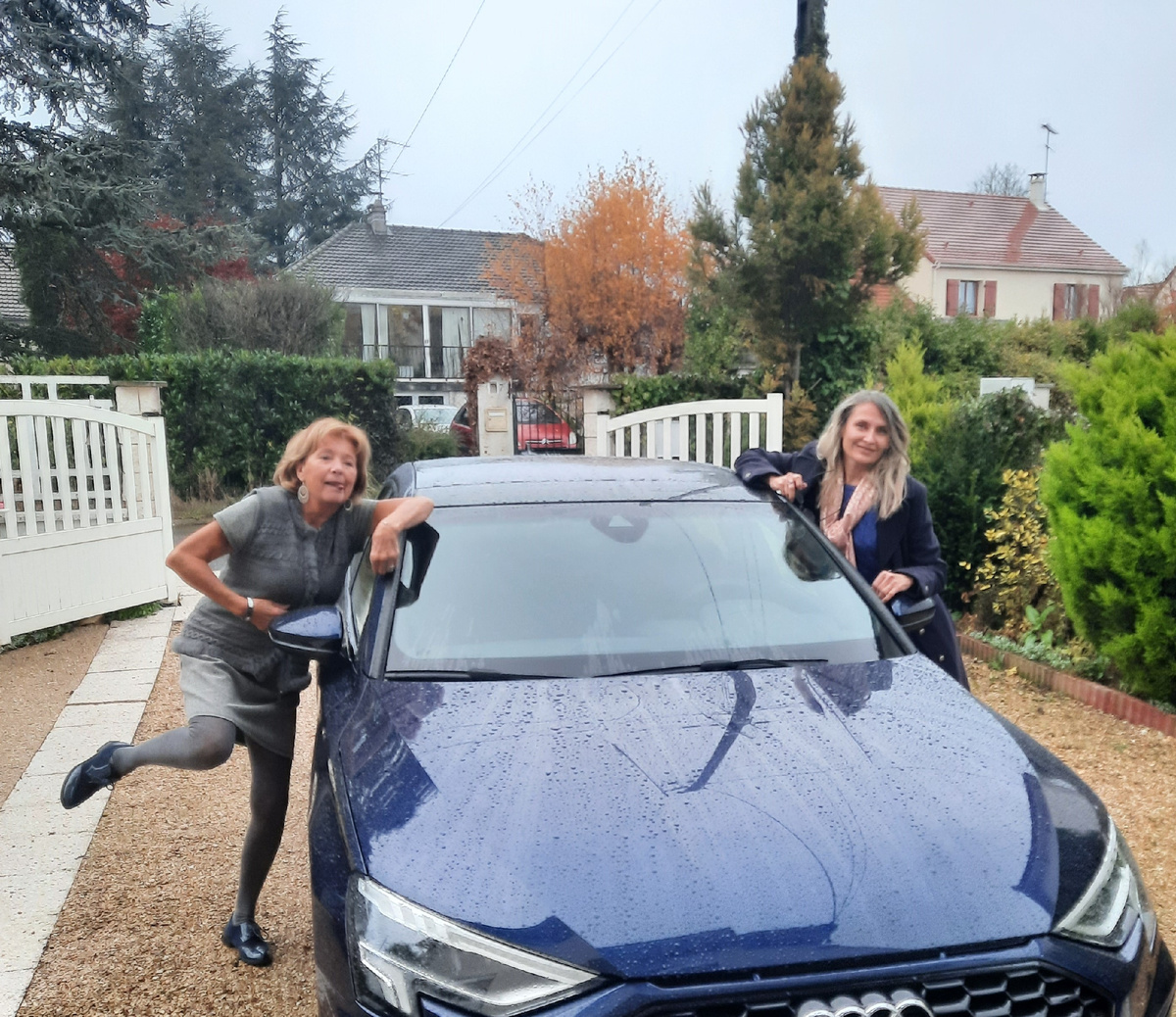 На фото слева моя соседка Эдит, 75 лет