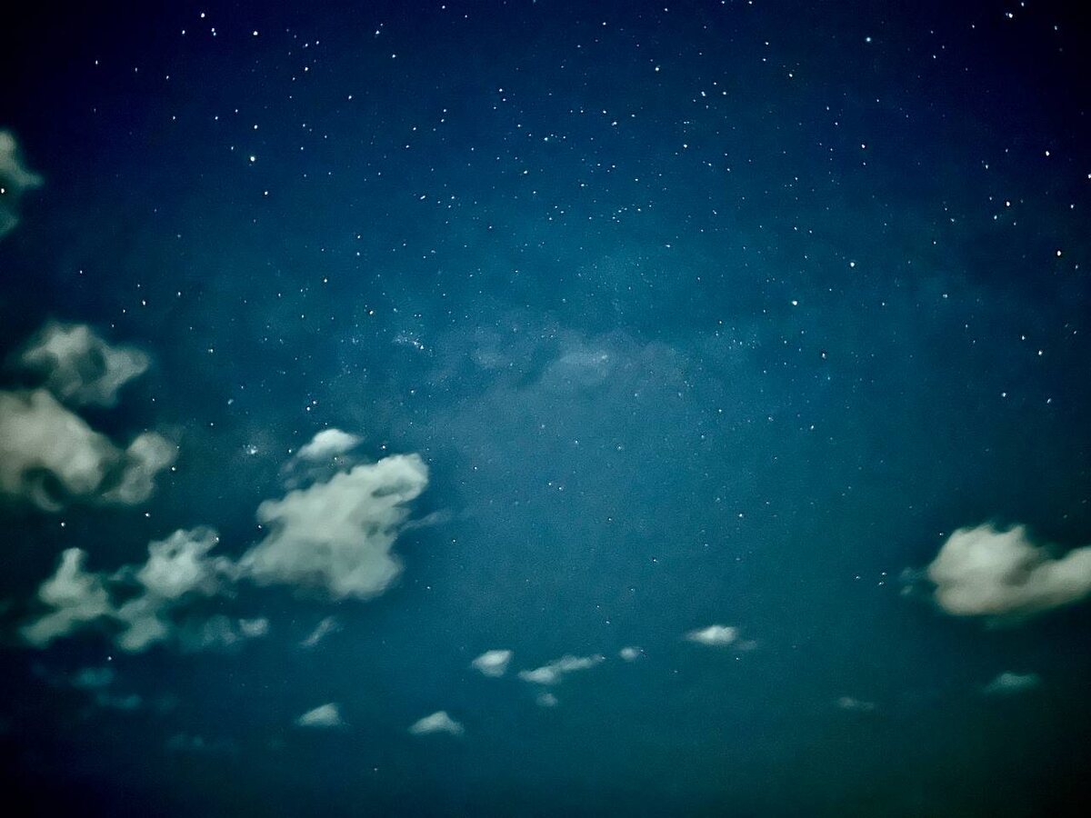 Рукав млечного пути с долгой выдержкой над джунглями