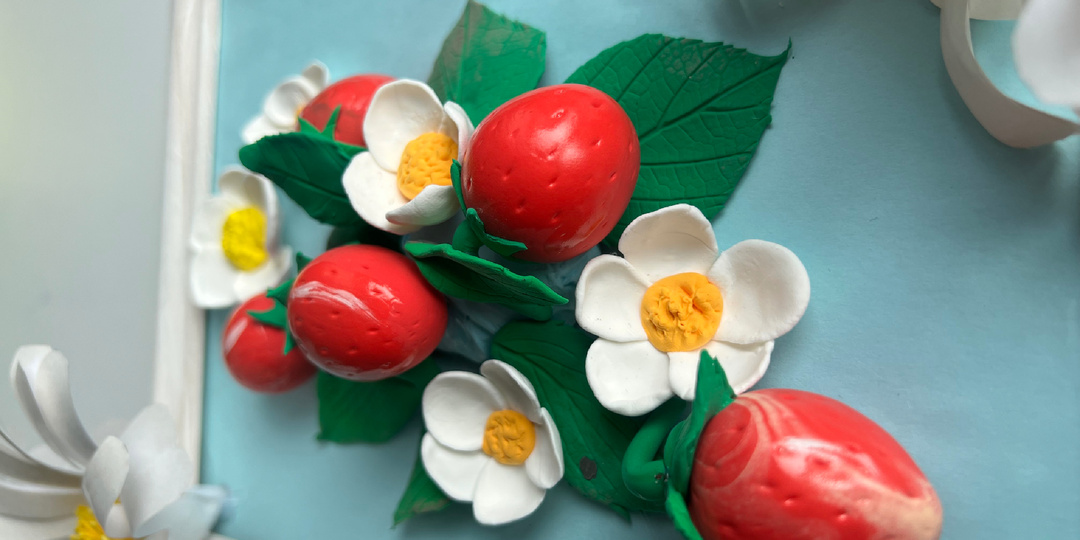 Клубничная вкусная воздушная работа для тренировки мелкой моторики рук