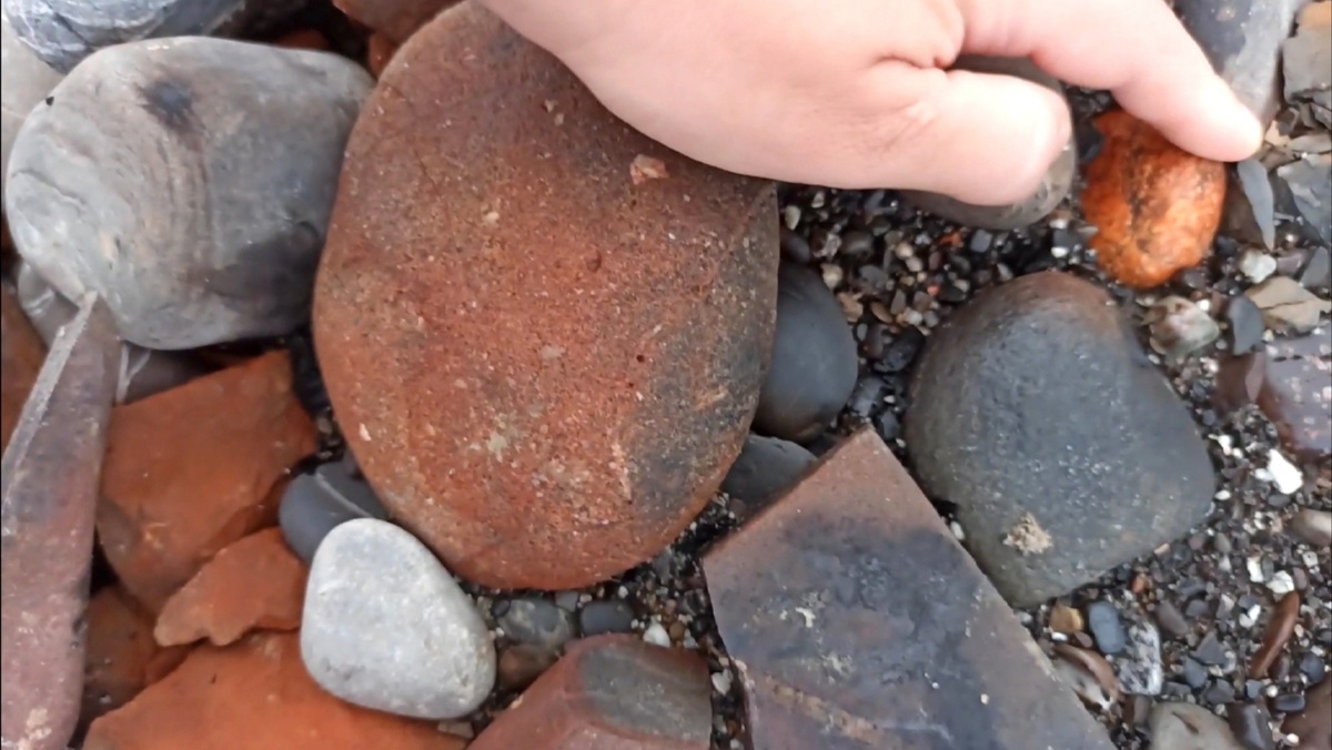 Стоп-кадр из видео. Камни из костра