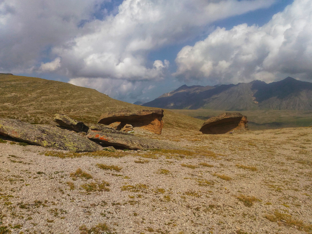Каменные грибы. Северный склон Эльбруса. Погода меняется.