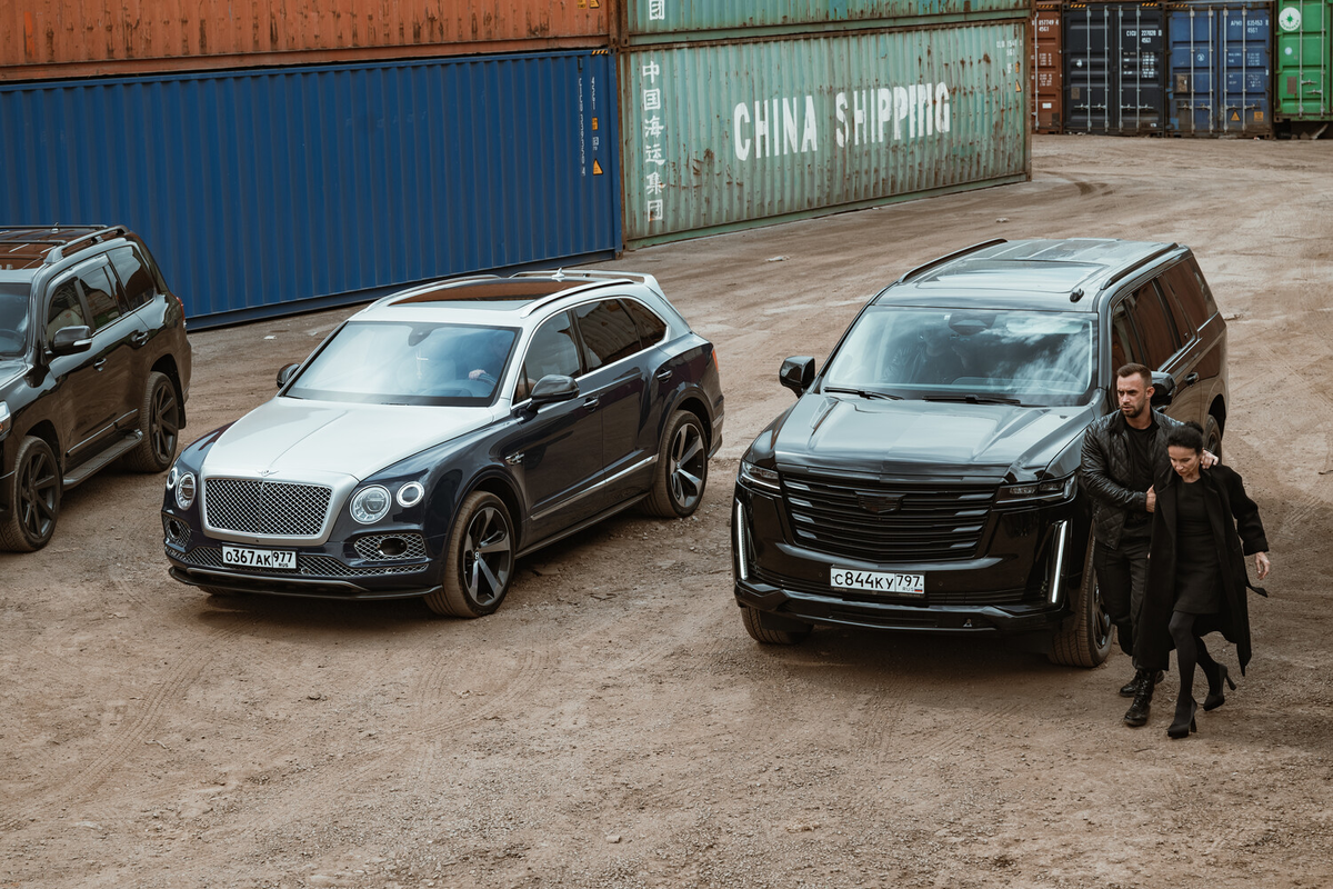 Один должен, другой платит: «Чужие деньги» — дикая комедия двойников и криптовалют