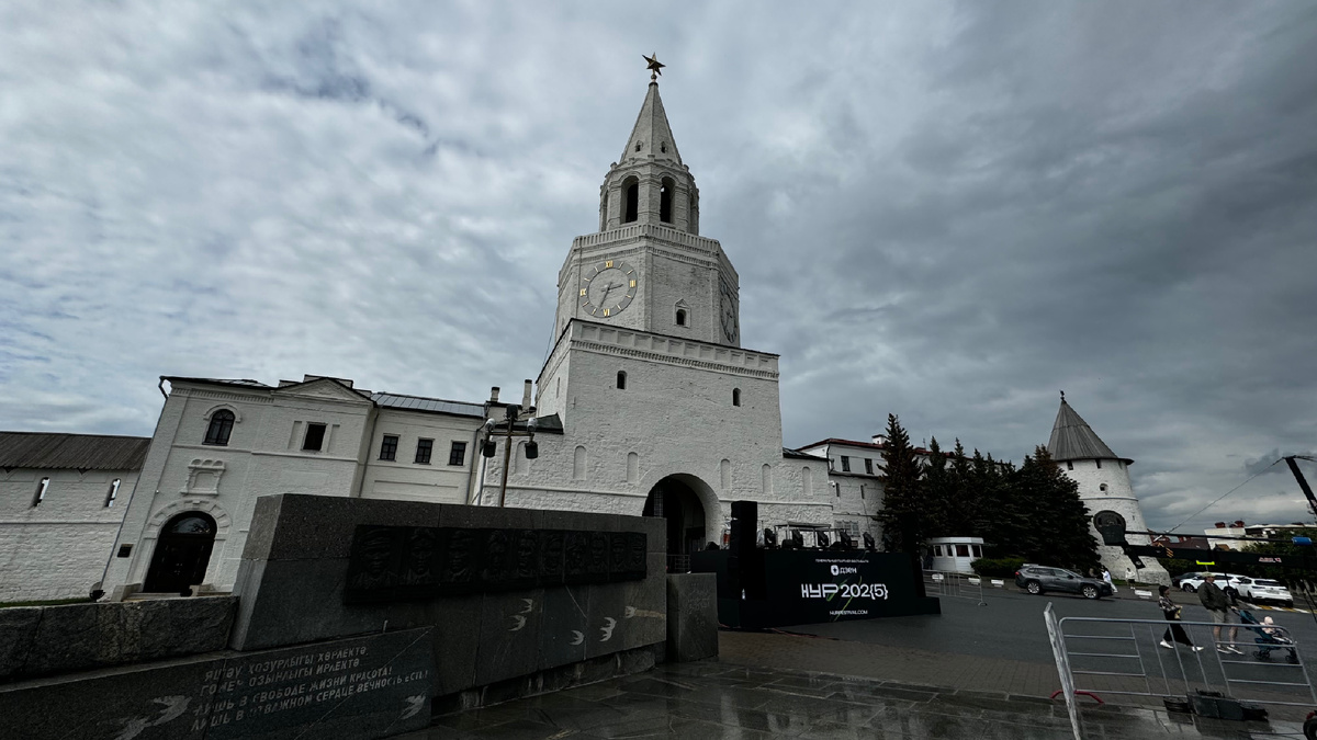 Спасская башня днём