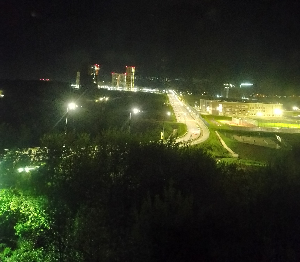 Сколько моих соседей сейчас как и я не спят и смотрят в окна... 