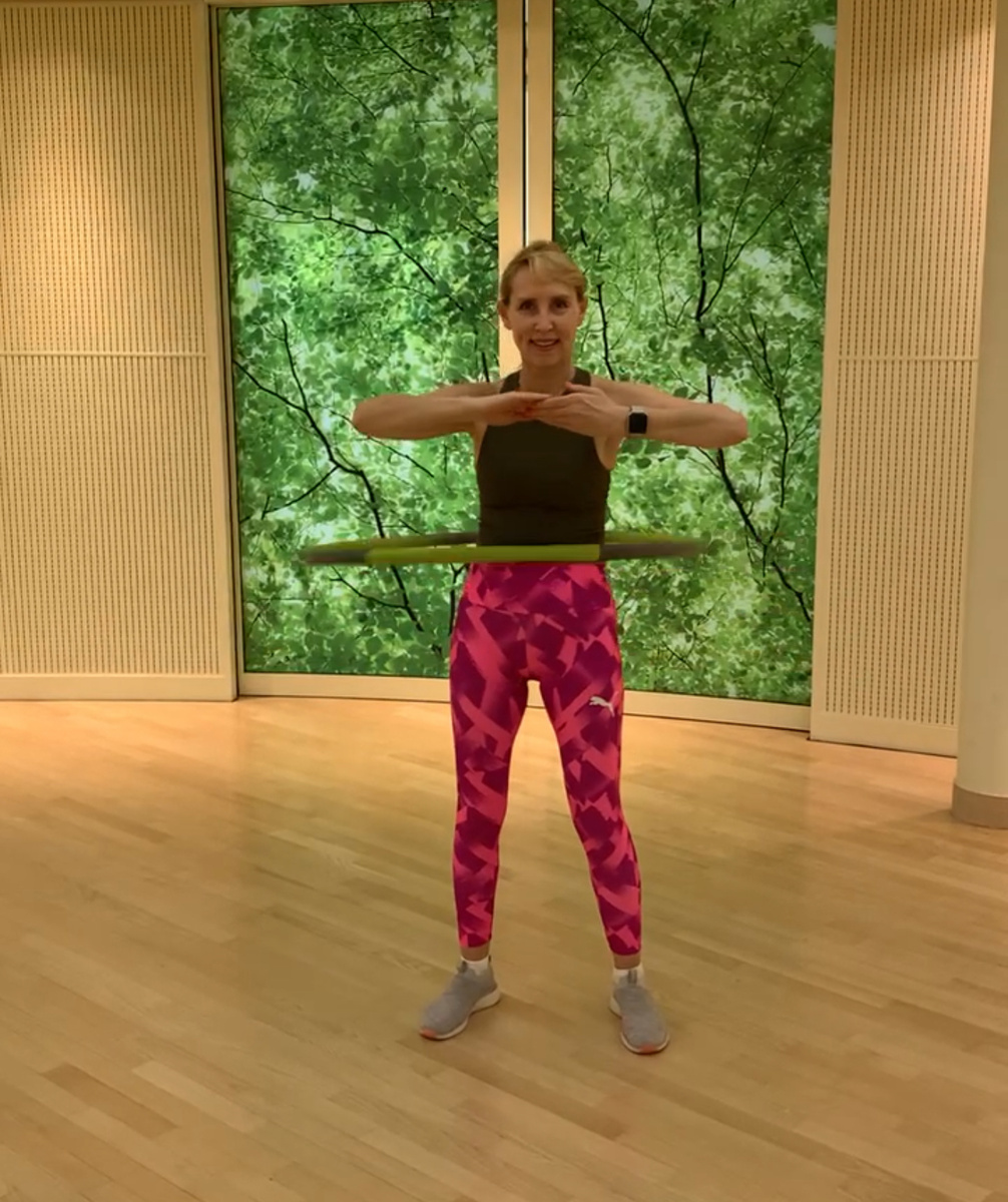 Наверняка желание заняться спортом и привести своё тело в форму присутствует у многих людей. Но не все понимают с чего бы начать и как. В таких случаях я предлагаю начать с самого простого и, тем не менее, до сих пор одного из самых эффективных элементов для занятий спортом - обруча. Когда-то в детстве любимый, потом давно нами позабытый, обруч может очень продуктивно использоваться как опытными спортсменами, так и совсем начинающими, не имеющими спортивного опыта, людьми. Техника исполнения на первый взгляд очень проста, тем не менее некоторое время понадобится для того, чтобы приноровиться. ВАЖНО ☝️ноги поставить на ширине плеч, выпрямить и слегка напрячь их так, чтобы почувствовать напряжение ягодичных мышц. Прокручивая обруч на талии, стараемся делать НЕБОЛЬШИЕ вращения тазом, слегка напрягая при этом мышцы живота. Обруч должен быть лёгким и без всяких выпуклостей или каких либо дополнительных элементов. Тяжелым обручем и ещё с выпуклостями можно легко навредить позвоночнику начинающего спортсмена и получить немало синяков на талии.☝️ Все эти дополнительные элементы может использовать человек с большим опытом и хорошим мышечным корсетом. Всего 10 минут в день, в любое время (только не сразу после еды!) уже через несколько недель принесут свои результаты.  Присоединяйтесь к нам на наших каналах:  http://www.youtube.com/@shaping_fit ;   https://rutube.ru/channel/43802406/ ;  https://vkvideo.ru/@shapingfit ; https://t.me/eauLHs_dpzIzYmRi   Успехов вам и хорошей недели!😊