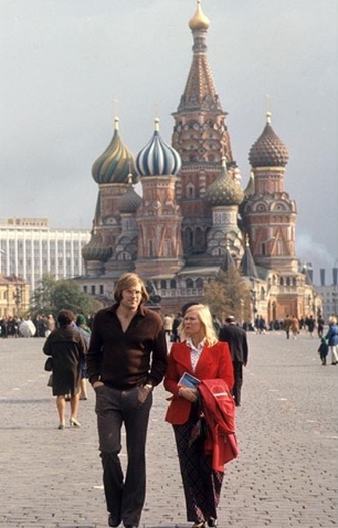 Фото с яндекс.картинки (К.Драйден с женой в Москве)