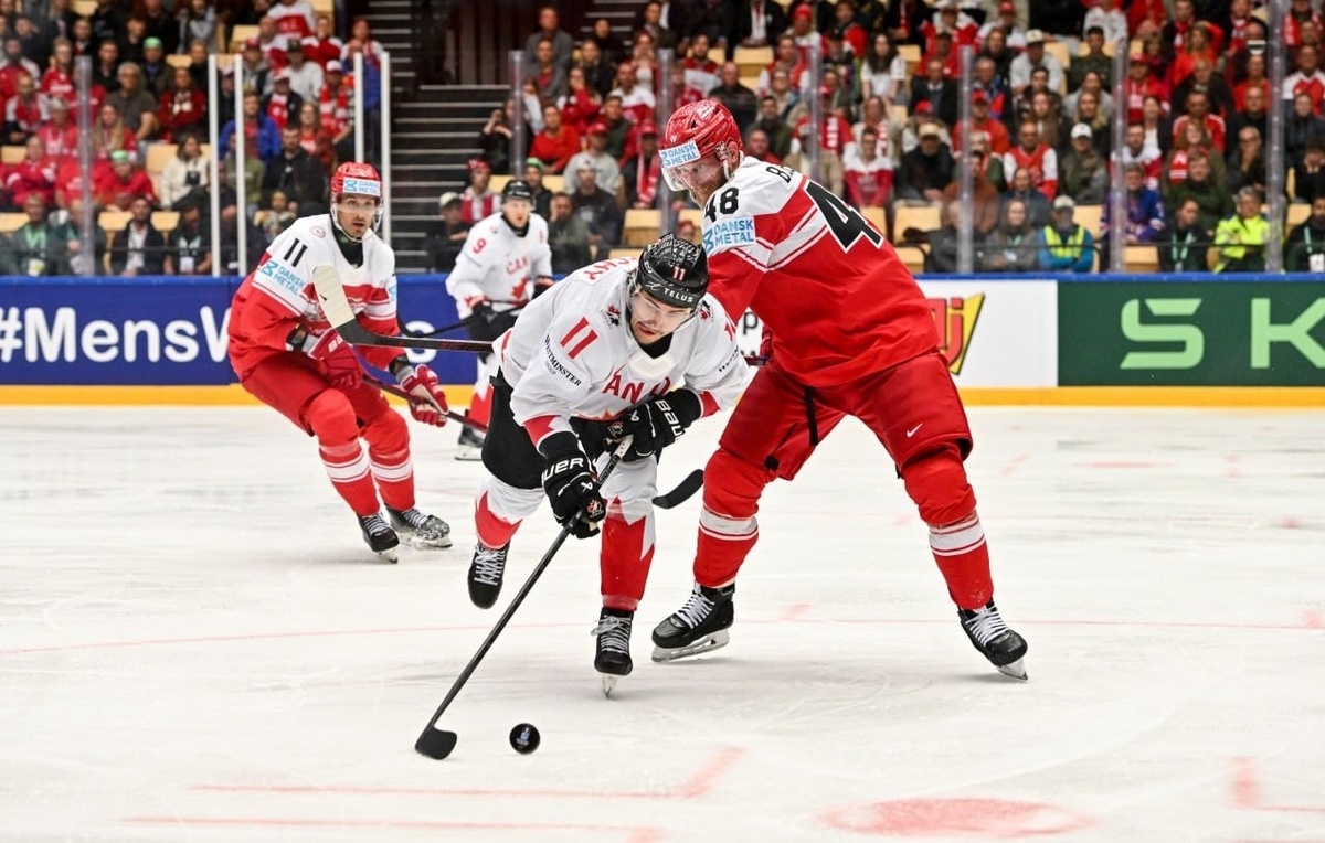    Нападающий сборной Канады Трэвис Конекны и защитник сборной Дании Николас Йенсен  Andrea Branca\Just Pictures/Sipa USA via Reuters Connect
