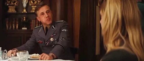 Ганс Ланда активно жуёт. Кадр из фильма «Бесславные ублюдки» 📷