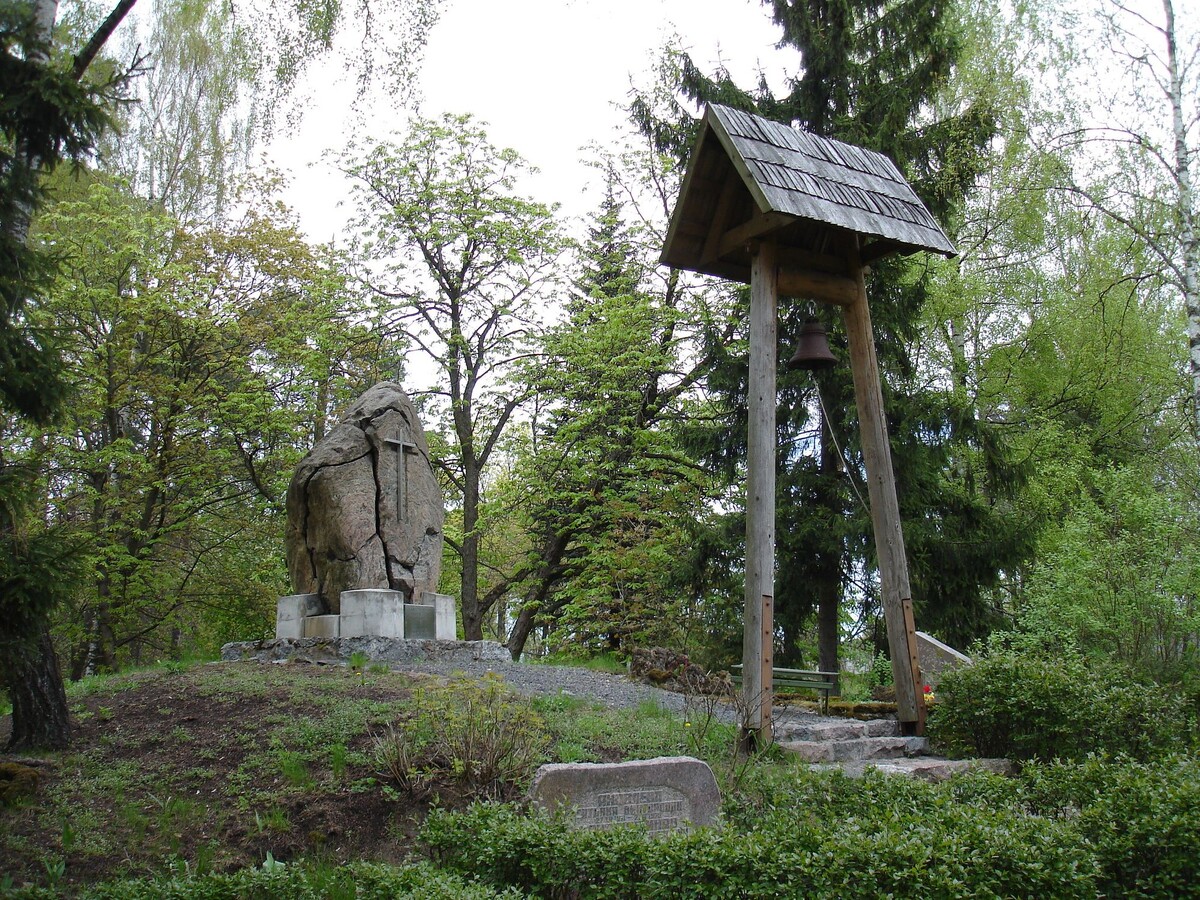 Мемориал на месте захоронения воинов Прибалтийского Ландесвера на Лесном кладбище в Риге. Фото: Александр Ржавин, май 2007 года.