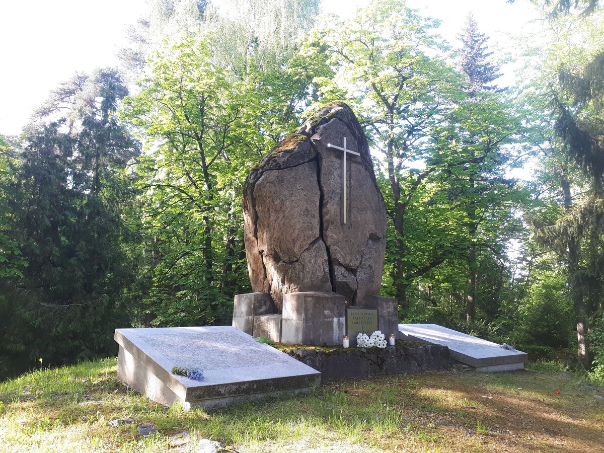 Мемориал на месте захоронения воинов Прибалтийского Ландесвера на Лесном кладбище в Риге. Фото: Александр Ржавин, май 2021 года.