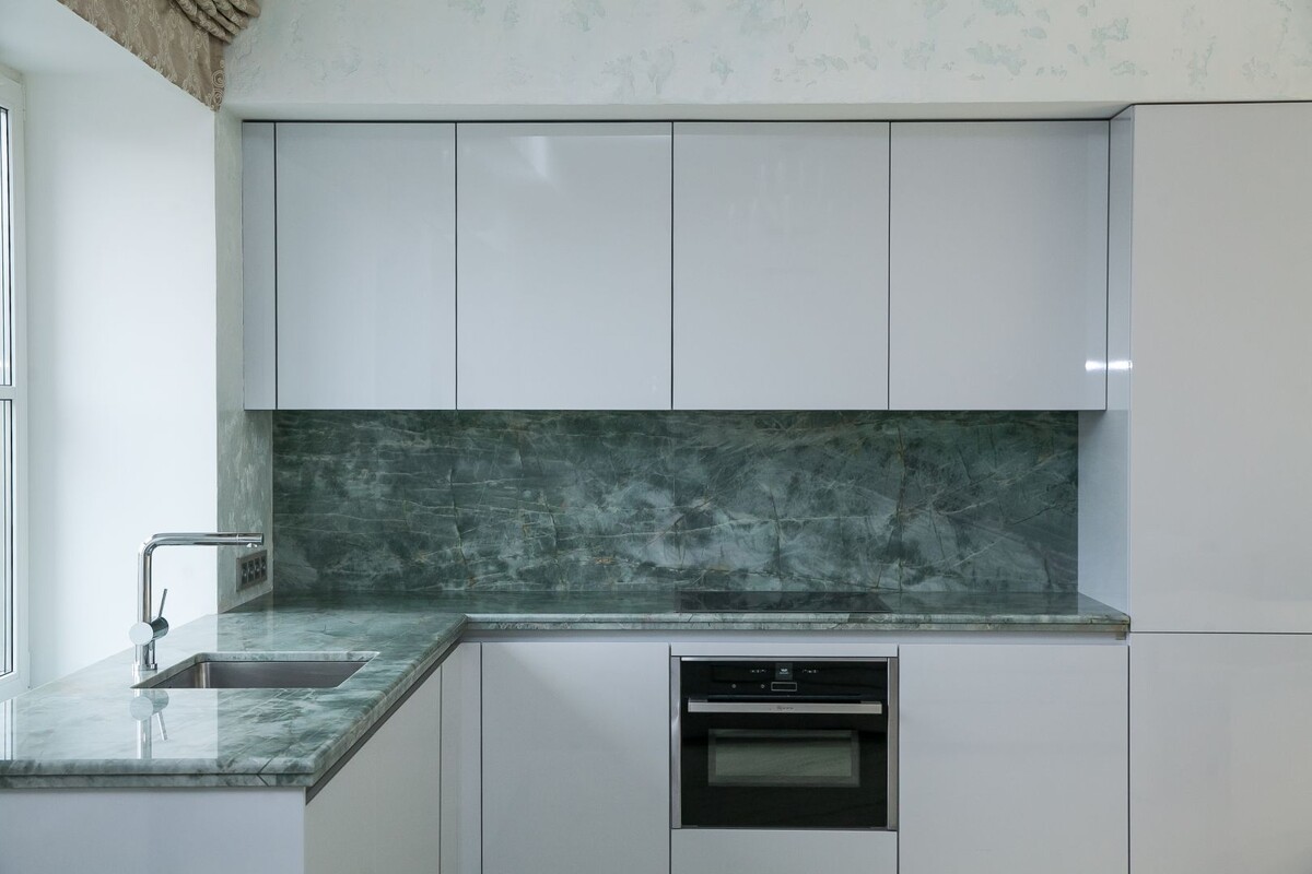 Столешница и стеновая панель их натурального кварцита Emerald Green