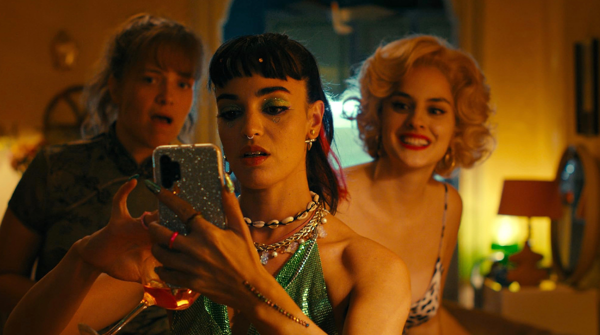 Кадр из фильма "Девушки на балконе"