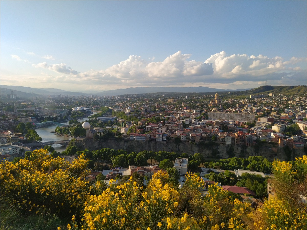 Вид со смотровой площадки у Преображенского монастыря в Тбилиси