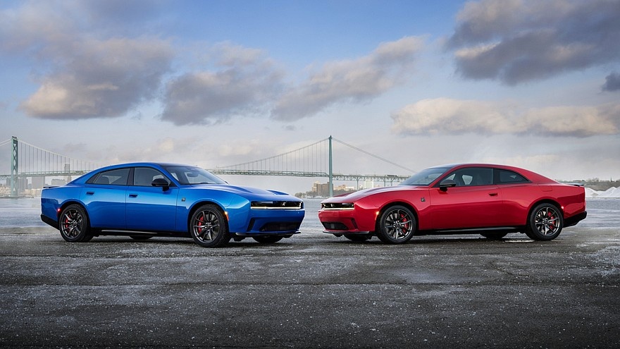    На фото: пятидверный и трёхдверный лифтбеки Dodge Charger Daytona 2026 модельного года