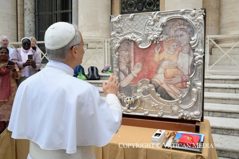 Папа перед иконой