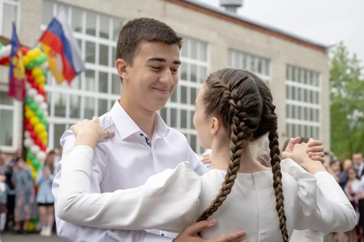 После запуска в небо воздушных шариков получившие аттестат ученики кружатся в ритмах старинного вальса.
Фото: Антон Приходько