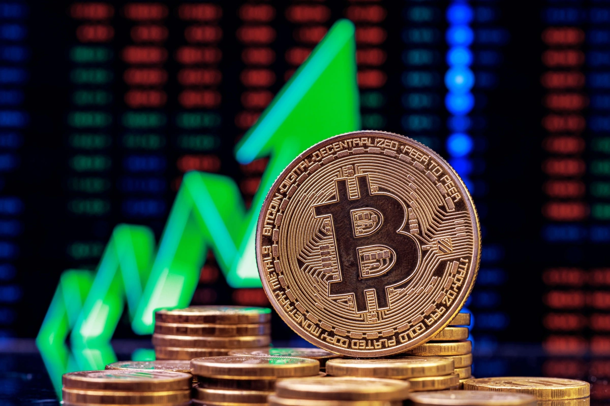 Стоимость биткоина ускорила рост и обновила исторический максимум, превысив 111 900 долларов