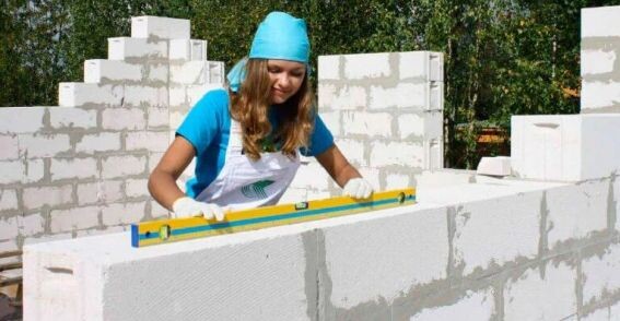 Газоблок встеныможет уложить любой ребенок