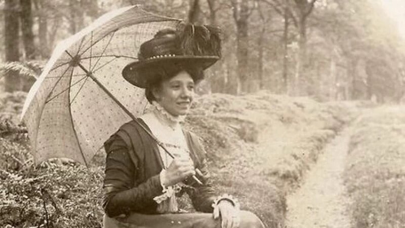     Шляпки и зонты продавались в магазинах барнаульского купца Михаила Вершинина. fashmag.ru