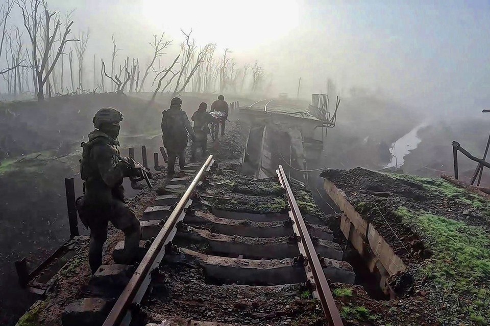    Штурмовики выносят товарища с поля боя - скриншот из видеозаписей Линзы