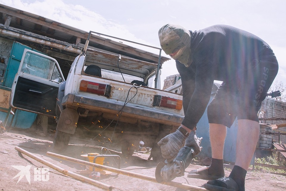    Из бывшей гражданской машины делают боевую колесницу - багги Григорий КУБАТЬЯН