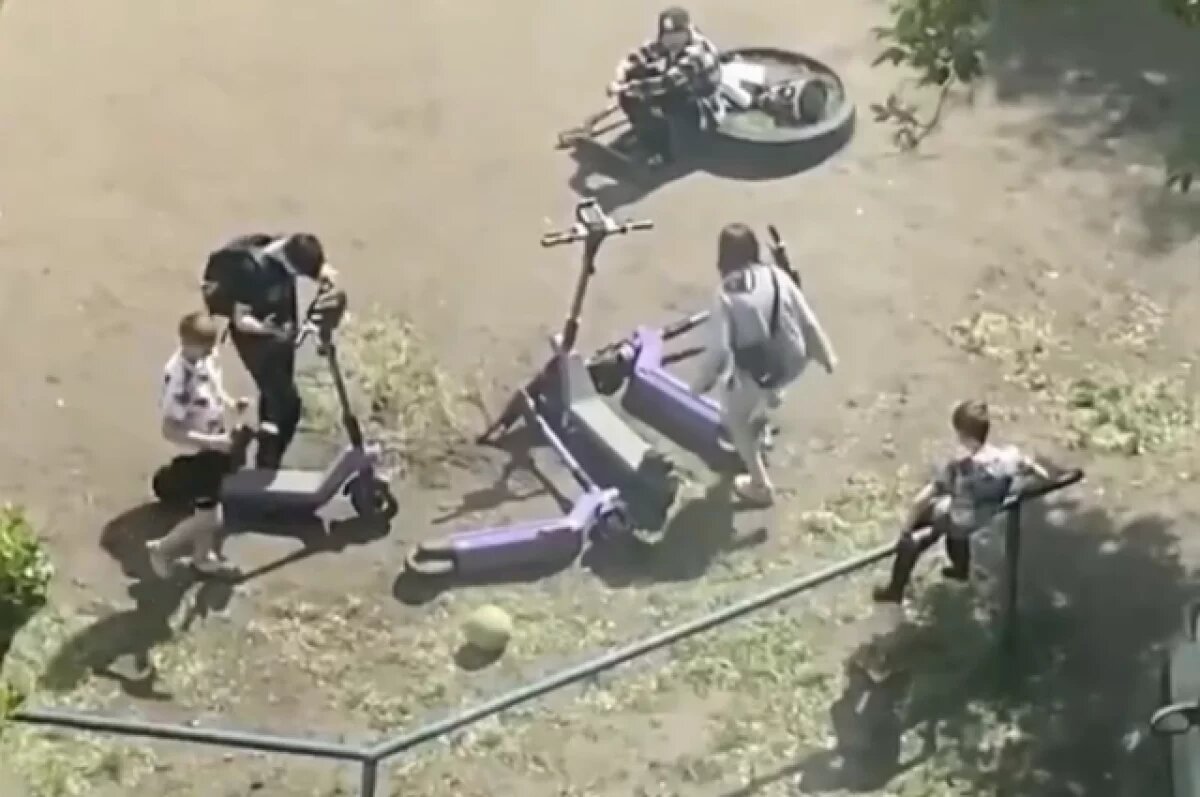    Омские подростки устроили погром с электросамокатами