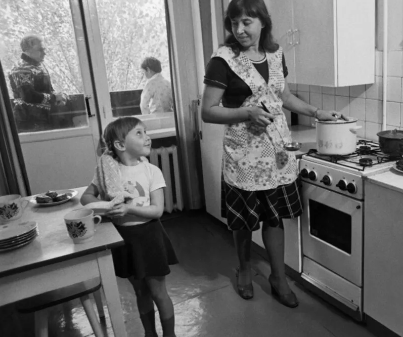 Типичный советский обеденный стол на фото