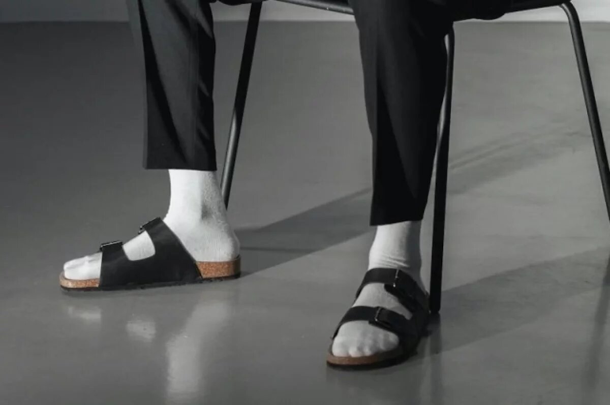    Эксперт Миронова советует летом носить с сандалиями антибактериальные носки