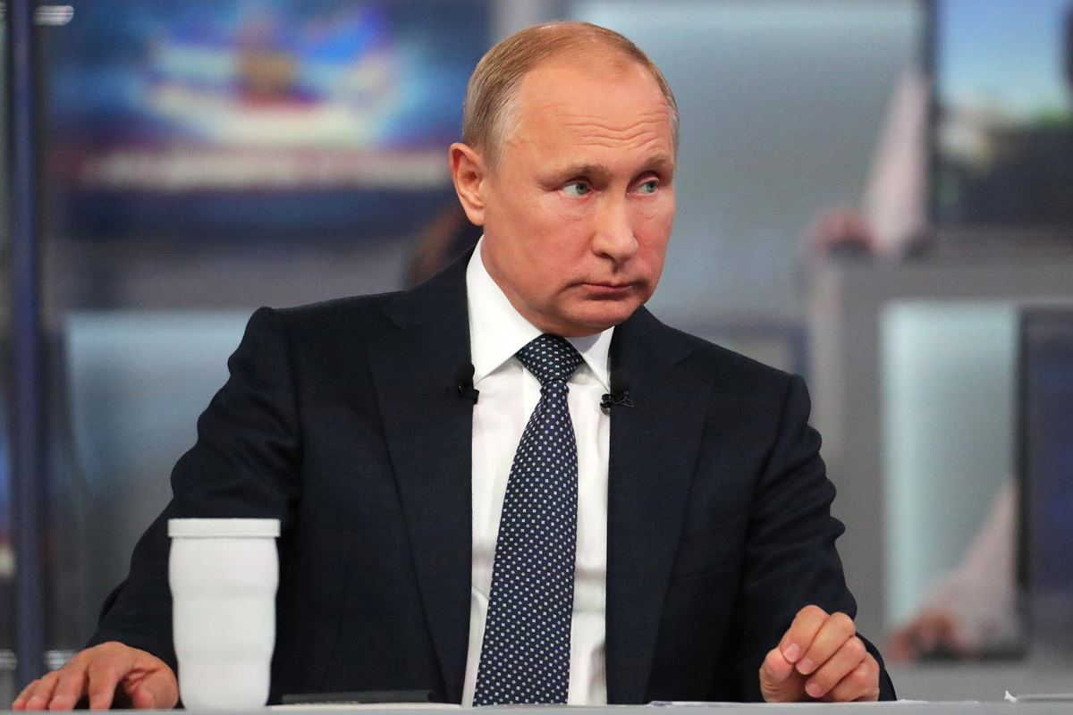 Путин в шутливой форме поинтересовался у собеседника о предназначении третьего трона.  Фото: Фото: пресс-служба Администрации президента РФ / kremlin.ru