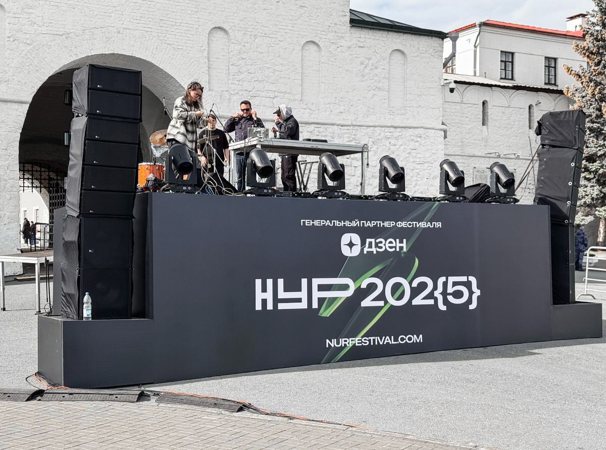 Подготовка к открытию фестиваля НУР. Фото автора