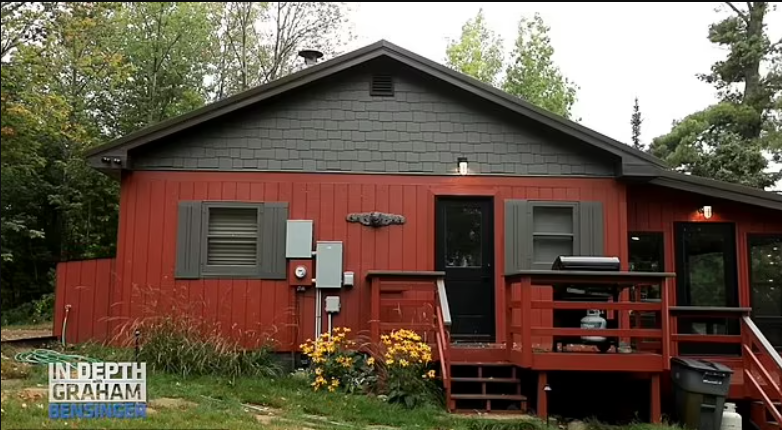 На озере он построил три подобных домика