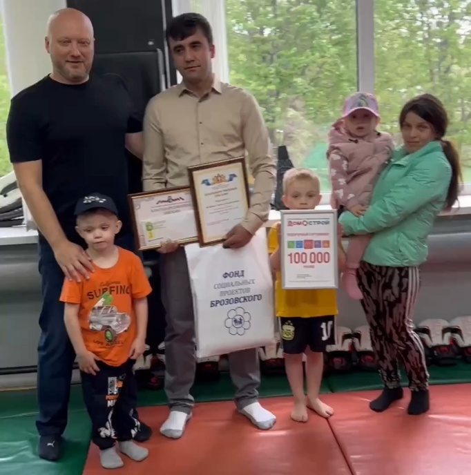 Саидвали со спасенными им детьми и их родителями
Фото предоставлено героем публикации