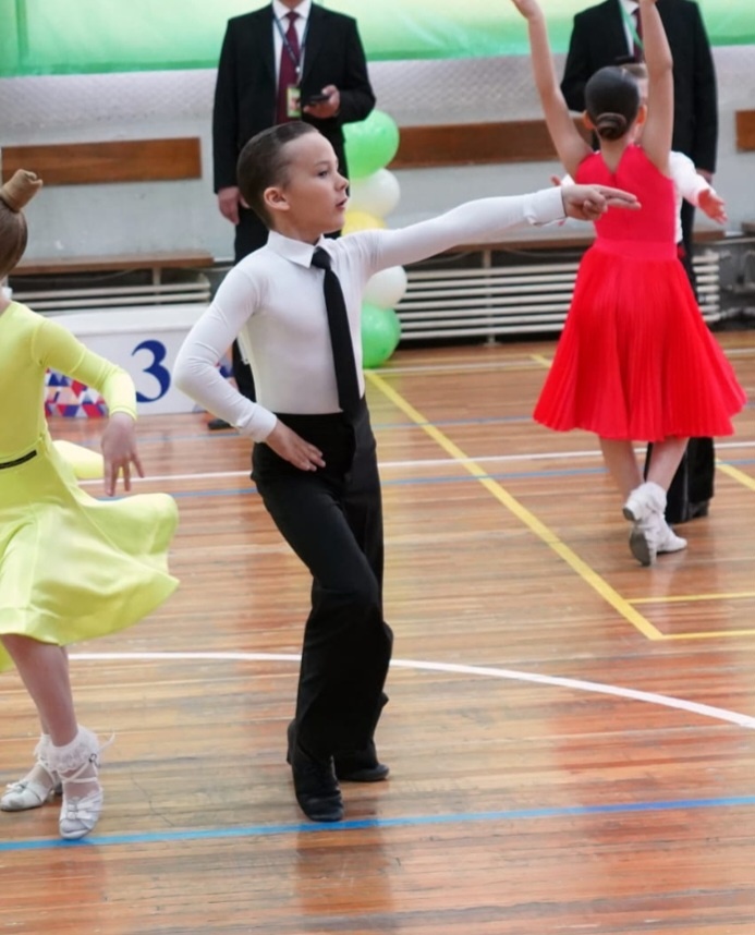 Тимур с партнершей танцуют чачу