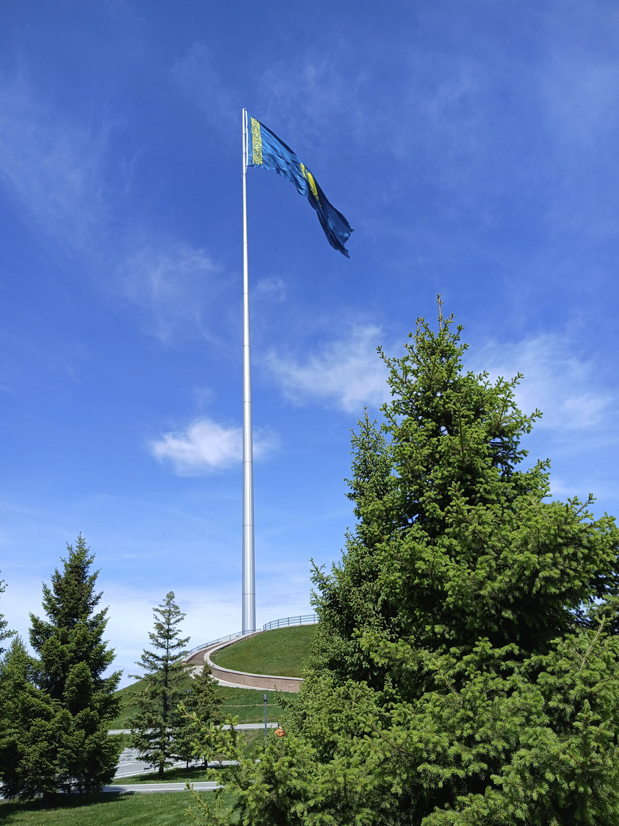 Высота флагштока - 111 метров, размер флага - 15х30 местров, масса его - 70 кг.