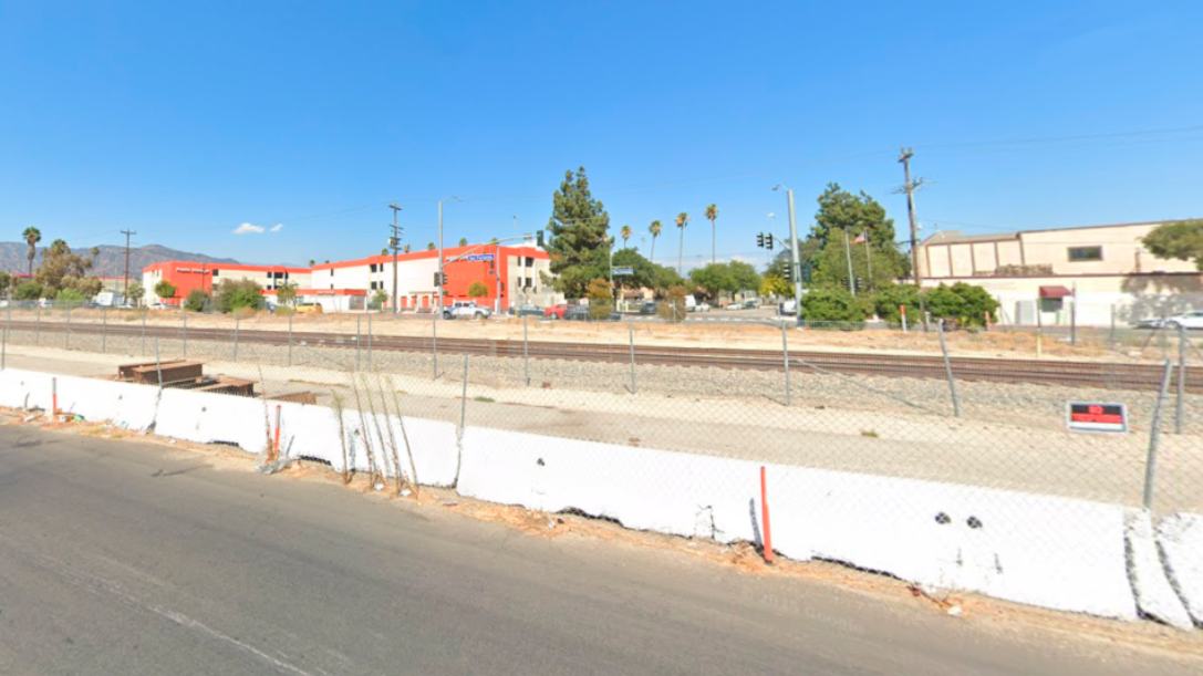 За железной дорогой начинается район Глендейл.