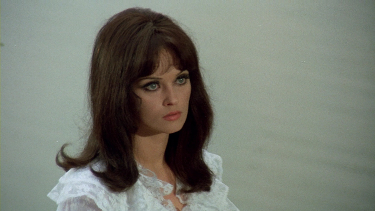 Феми Бенусси в фильме "Топор для новобрачной" 