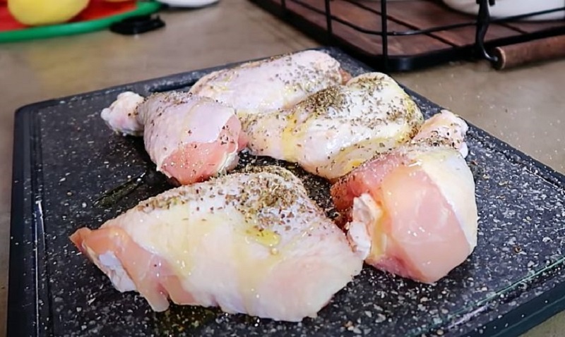 Курица и картофель в медово-чесночном соусе: когда обычный ужин превращается в ресторанное наслаждение